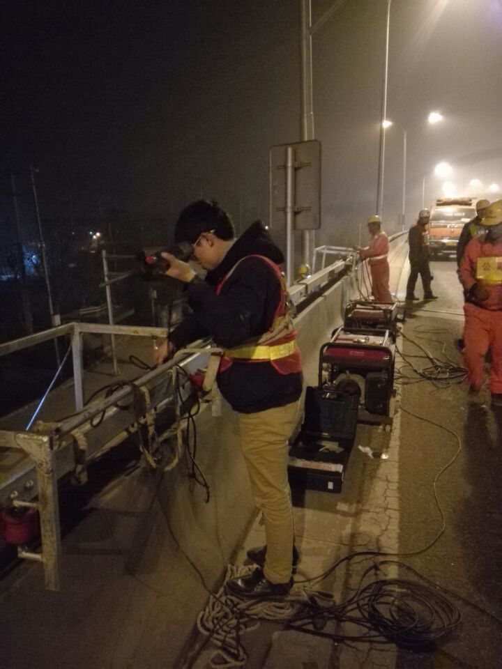 四环路挂板加固凌晨3：00分恒盛锚栓技术部余工坚守现场指导安装胶粘模扩底锚栓