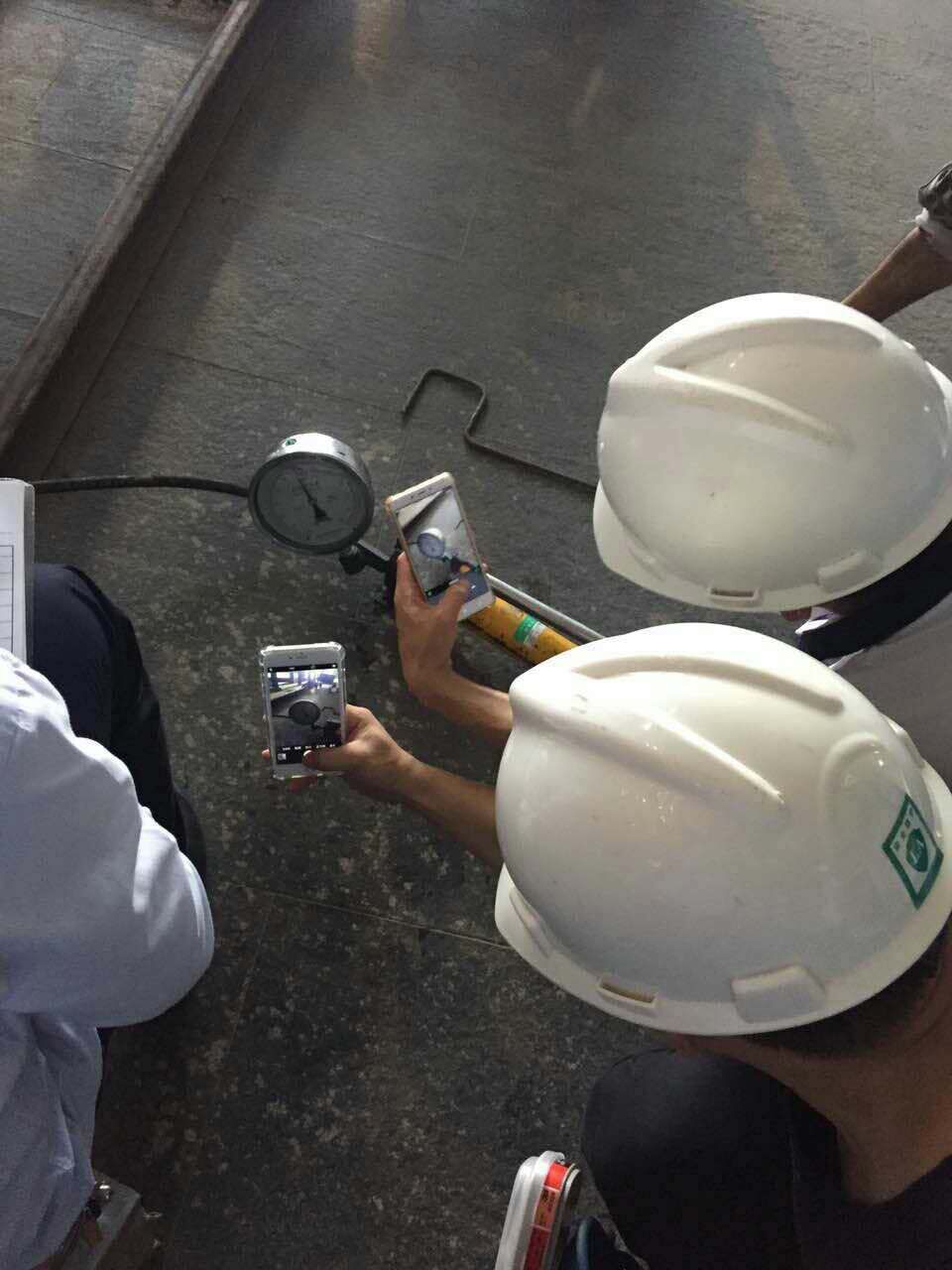 恒盛技术人员做拉拔测试