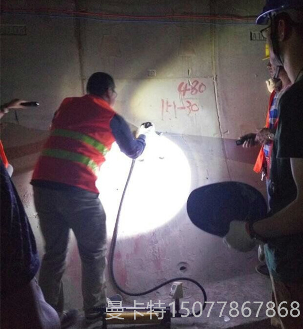 东莞恒盛技术员正在免费给苏州地铁进行植筋拉拔测试